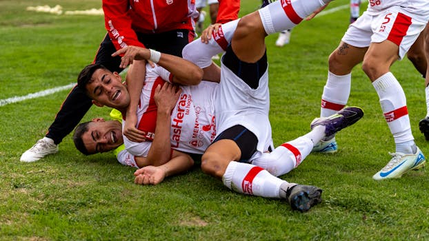 Pelikone Pyramidi: Sääntöjen, Strategioiden Ja Muunnelmien Katsaus